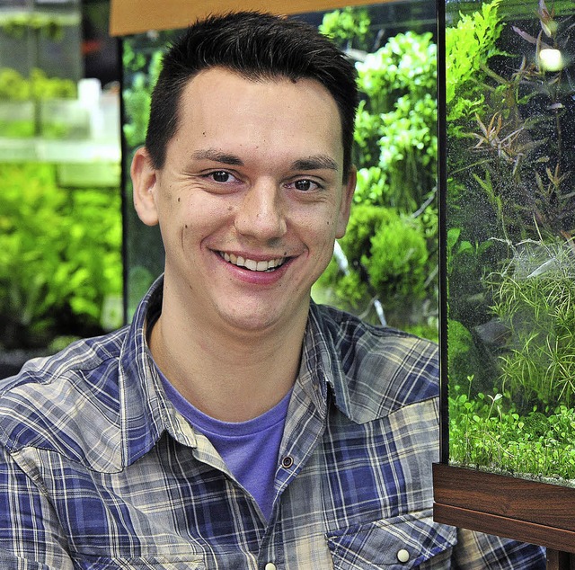 Adrie Baumann vor einer von ihm geschaffenen Landschaft in einem Aquarium.   | Foto: Thomas Kunz