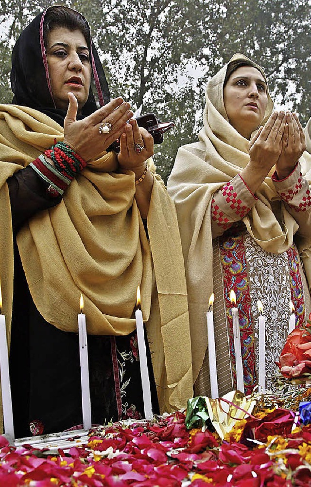 Pakistanische Frauen haben nach dem Massaker von Peshawar Kerzen angezndet.  | Foto: dpa