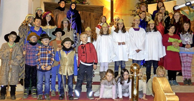 Kinder und JUgnedliche fhren an Heiligabend ein Kripenspeil in Lenzkirch auf.  | Foto: Nadja Marder