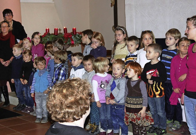 Mit einem erwartungsfrohen Lied leitet...stalteten   Adventsgottesdienst  ein.   | Foto: Privat