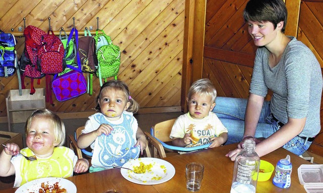 Die Kleinkinder, hier beim Mittagessen...a, Noah und Erzieherin Angela Busse.    | Foto: Dagobert Maier