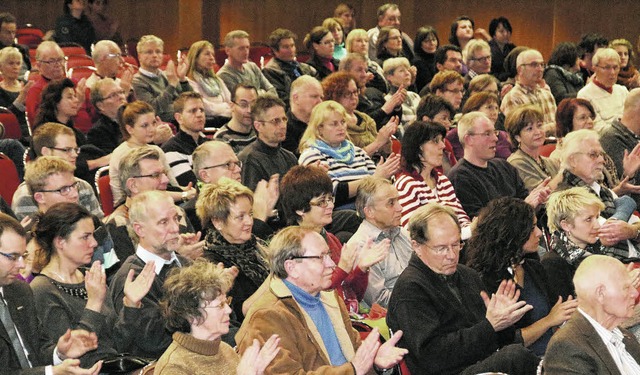 Applaus fr die offene Information von...hrern im Mozartsaal der Donauhallen.   | Foto: Vollmer