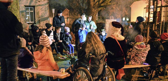 Stimmungsvolles Nachbarschaftsfest mit...d mittendrin:   Martina im Rollstuhl.   | Foto: Sebastian Heilemann