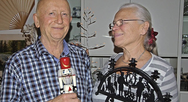 Maria und Bernhard  Vierus mit weihnac...Erinnerungsstcken aus dem Erzgebirge.  | Foto: Jutta Binner-Schwarz