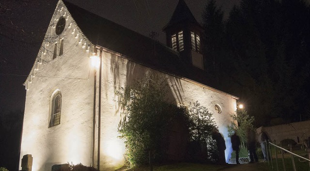 Ein Weihnachtsgeschenk (nicht nur) fr...kirche wird nun romantisch beleuchtet.  | Foto: Volker Mnch