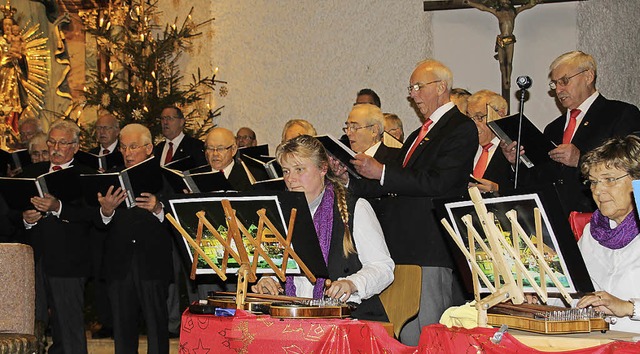 Der Projektchor Titisee-Neustadt, eine...d zeigt den Bass und die Zithergruppe.  | Foto: Margrit Matyscak