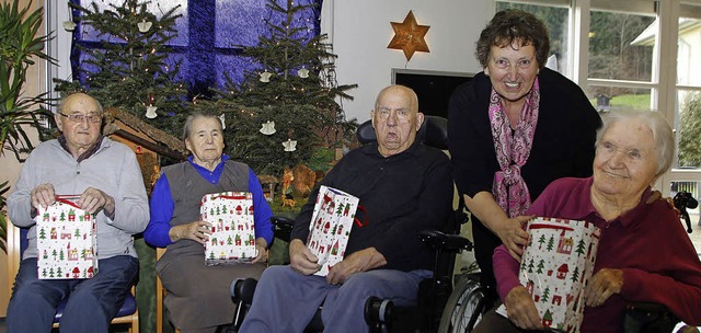 Mit Geschenken kam Helga Kubina zu den Bewohnern von St. Hildegard.   | Foto: heidi fssel