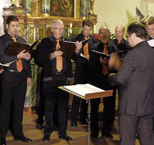 Der  Mnnerchor &#8222;Liederkranz&#8220; bei seinem  Adventskonzert  | Foto: Weirich