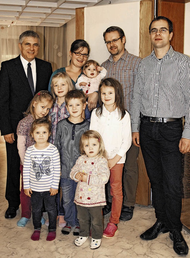 Familie Funk  hat sieben Kinder. Fr d...en Scheck ber 500 Euro berbrachten.   | Foto: Manfred Dinort