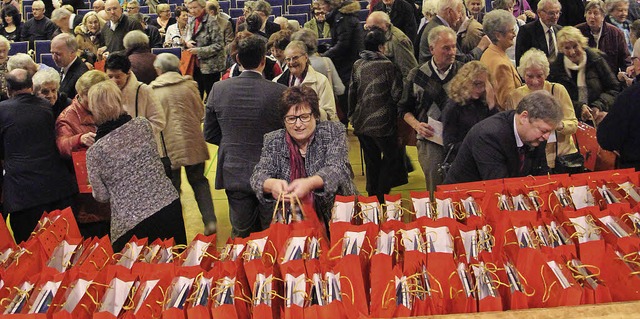 Abgeordnete, Oberbrgermeister und Monika Leibinger  beschenkten die Senioren.   | Foto: Stefanie Sigmund