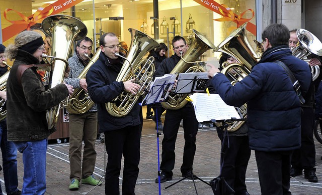 &#8222;Tuba Ten&#8220; heit die von J...erspielten die Musiker rund 350 Euro.   | Foto: Thomas Kunz