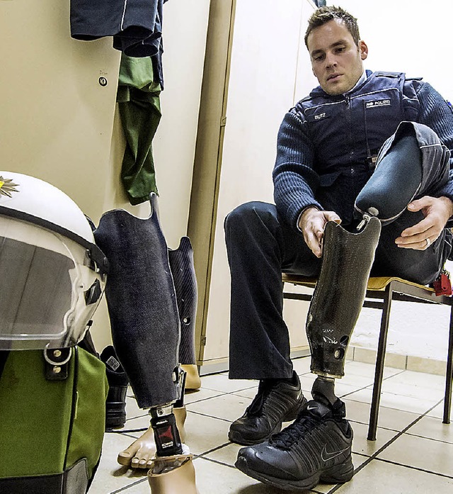 Polizist Alexander Butz mit der Prothese   | Foto: dpa