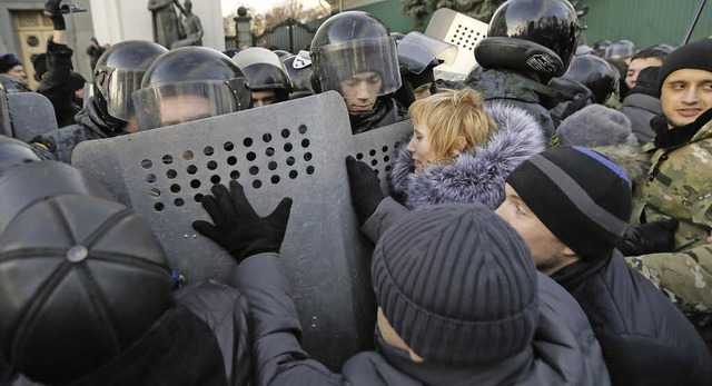 Vor dem Parlament in Kiew demonstriere...ialpolitik von Prsident  Poroschenko.  | Foto: dpa