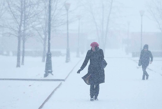 Chaos in der Millionenstadt: Schneesturm in Moskau.  | Foto: dpa