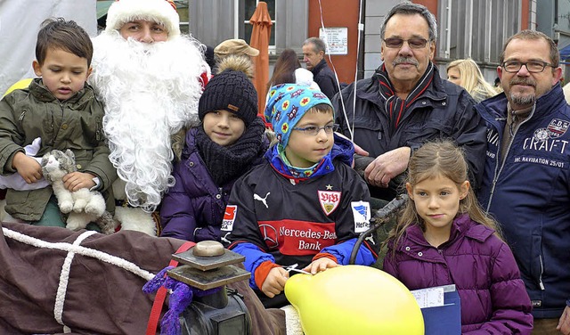 Ihre Luftballone flogen am weitesten: ...gab es schne Geschenke vom Nikolaus.   | Foto: Eberhard Weiss