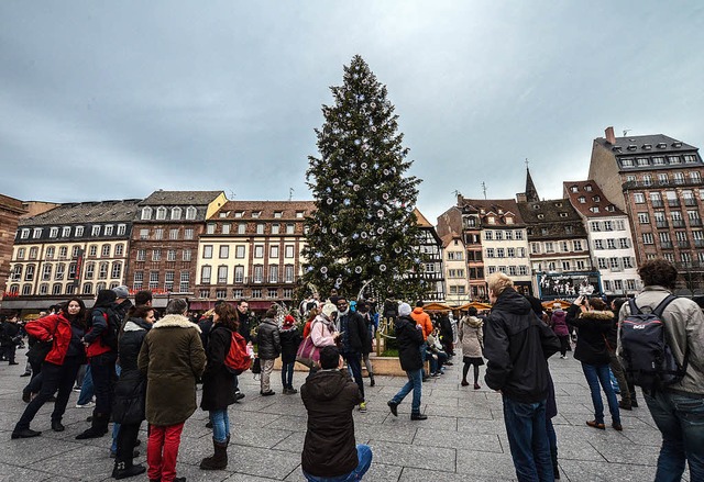 Der Baum auf dem Kleberplatz gehrt zu...nen der Straburger Weihnachtsmrkte.   | Foto: bri