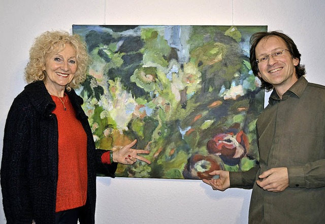 Leiselheim. Birgit Murjahn (links) und...Birgit Murjahn farbenprchtigen Werke.  | Foto: Roland Vitt