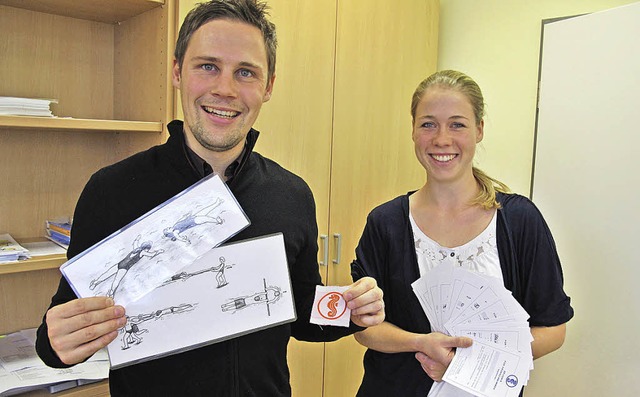 Marius Grether mit laminierten Informa...die Seepferdchen-Urkunden in der Hand.  | Foto: Jutta Schtz