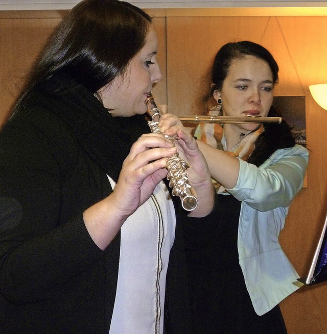 Bei Querfltenmusik drfen die Gste m...tefanie Welte (links)  und Lena Boos.   | Foto: Gabriele Rasenberger