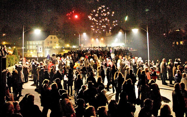 Das Feuerwerk auf der Rheinbrcke ist ...Jahresbeginn ein ersehnter Hhepunkt.   | Foto: Petra Wunderle