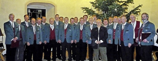 Der Gesangverein Gresgen mit Dirigent Horst Riedacher in der Tegernauer Kirche.  | Foto: ZVG