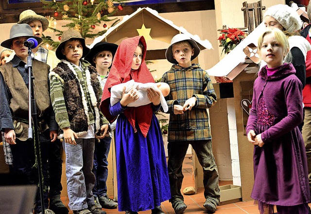 Auf dem Kollmarsreuter Weihnachtsmarkt...e: Josef, Maria, Hirten, Marktleute...  | Foto: Meidhof