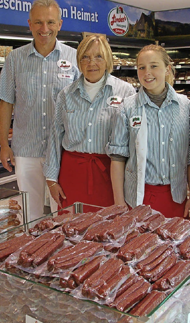 Inhaber Hermann Linder, Erika Roth, un...gerin Svenja Spitzmller (von links).   | Foto: Grttinger