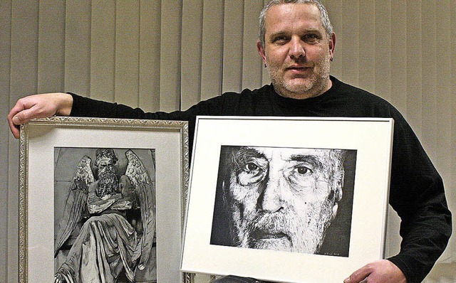 Andreas Birgel mit zwei seiner Ausstellungsstcke  | Foto: R. Cremer