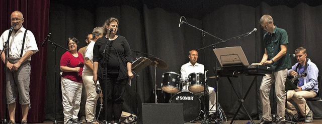 Die sechs Musiker von Handicaps bei ihrem Auftritt in Reutlingen.   | Foto: Sarah Nltner
