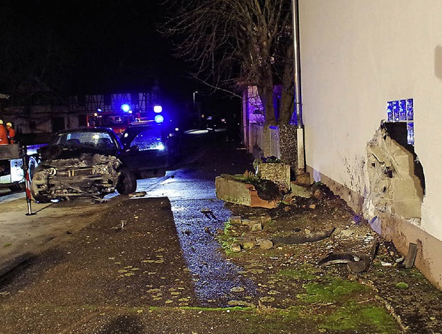 Gegen diese Hauswand ist der Wagen geprallt.   | Foto: Feuerwehr