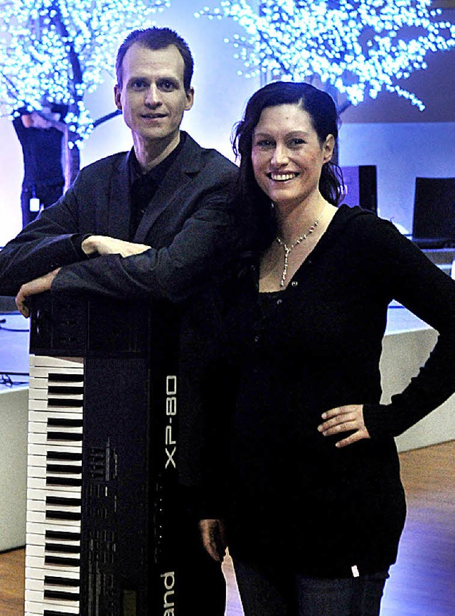Pianist Christoph Georgii und Sngerin...enst im Weihnachtscircus musikalisch.   | Foto: Knstle