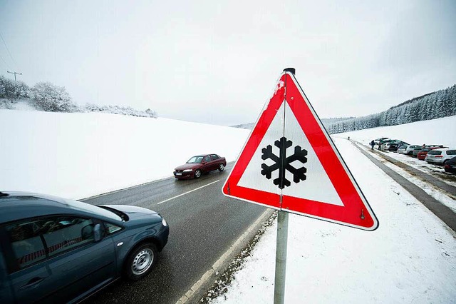 Warnschild und Schneedecke: In der kal...mpfiehlt sich entsprechende Bereifung.  | Foto: dpa