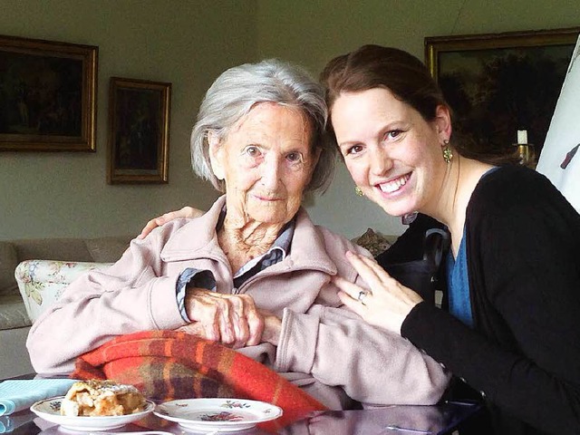 Irmgard Wilckens mit ihrer Enkelin Vanessa.  | Foto: privat