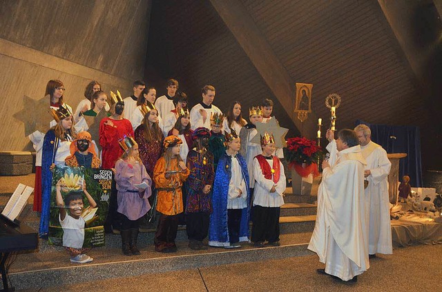 &#8222;Ist jemand och nicht nass gewor...et das Weihwasser auf die Sternsinger.  | Foto: Sylvia-Karina  Jahn