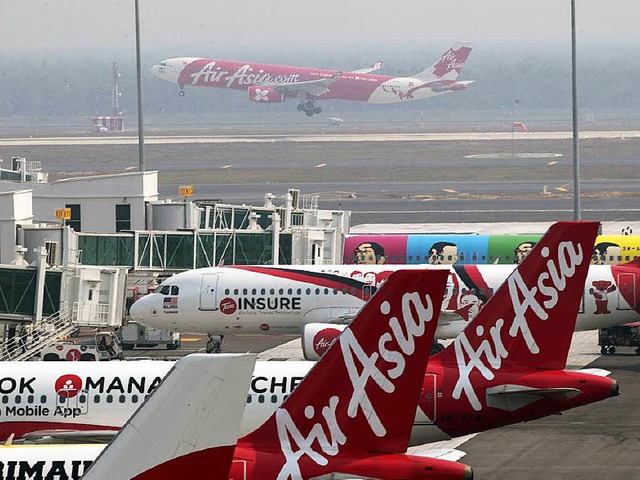Eine Maschine der Air Asia mit 162 Menschen an Bord ist verschollen.  | Foto: dpa