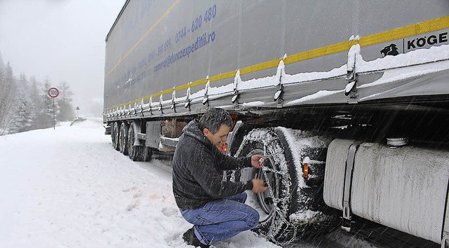 Der Wintereinbruch sorgte fr Verkehrs...ken und musste Schneeketten aufziehen.  | Foto: Joachim Frommherz