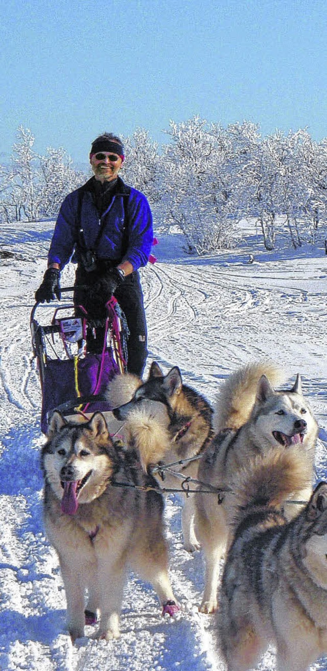 Hans Rosemann  mit seinen Schlittenhunden, ber die er ein Buch verfasste.   | Foto: privat