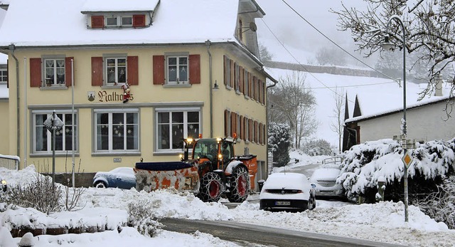 Nach strkeren Schneefllen in der Nac...Rumfhrzeuge der Gemeinde im Einsatz.  | Foto: Rolf-Dieter Kanmacher