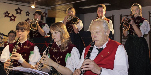 ltester Musiker bei der Trachtenkapel...ikerkolleginnen und -kollegen geniet.  | Foto: Christa Maier