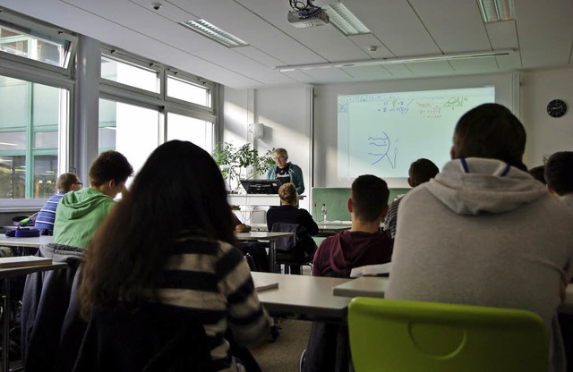 Lehrer Werner Fuchs am Smartboard  | Foto: Joanna Porkert