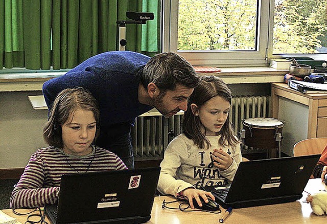 Rektor und Mathematiklehrer Reinhard B...r Klassen 3/4 Matheaufgaben am Laptop.  | Foto: Hnes/LMZ