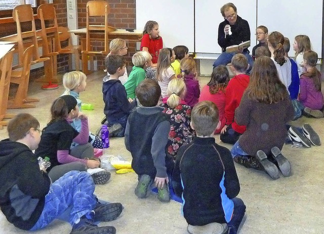 Gebannt hren die Kinder der Geschicht...ristian Messerschmidt vorgelesen hat.   | Foto: Schule