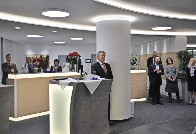 <Text>Vorstandsmitglied Erhard Stoll (...aute Volksbank in Staufen ein.</Text>   | Foto: Rainer Ruther