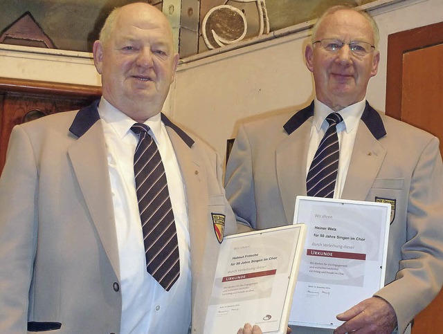 Helmut Fritsche (links) und Heinrich W...Deutschen Chorverbandes ausgezeichnet.  | Foto: Karlernst Lauffer