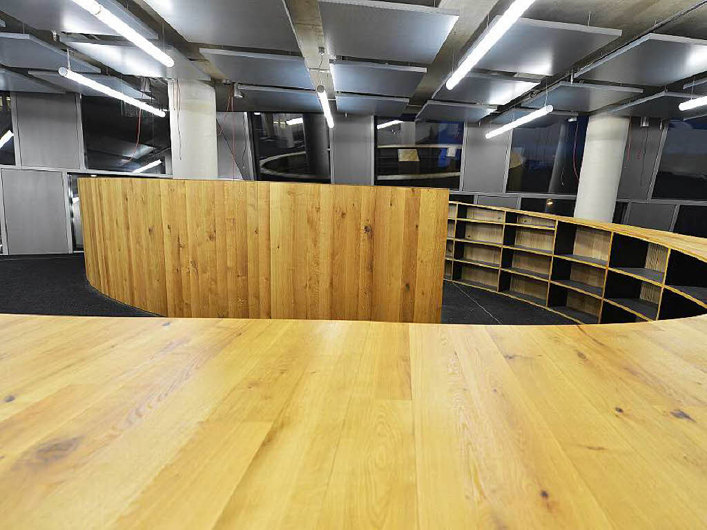 Die neue Unibibliothek in Freiburg wird nach und nach eingerichtet
