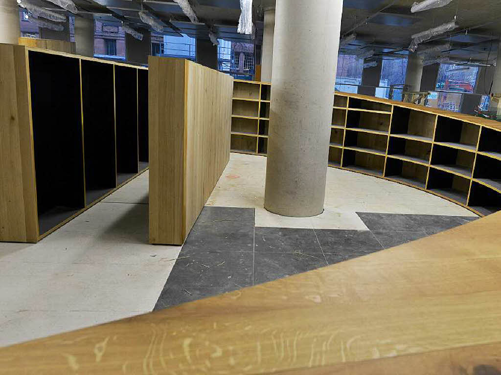 Die neue Unibibliothek in Freiburg wird nach und nach eingerichtet