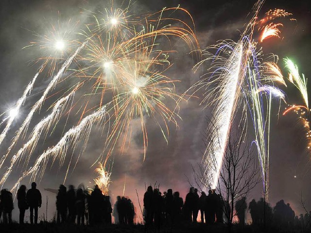 Silvester rckt nher, und damit auch ...das farbenfrohe Schauspiel am Himmel.   | Foto: dpa