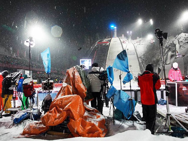 Viel Wind, etliche Mengen Neuschnee, e... der  Vierschanzentournee Kapriolen.    | Foto: dpa