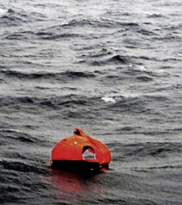 Eine Rettungsinsel treibt im Mittelmeer unweit der Fhre.  | Foto: afp