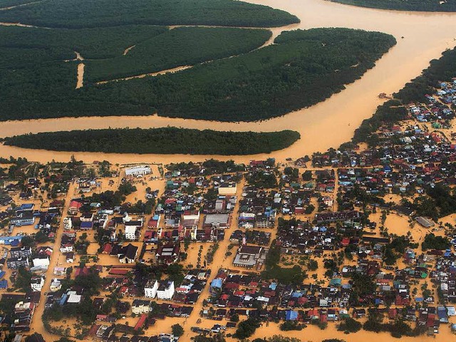 Schlammbraune Wassermassen berfluten in Malaysia  ganze Drfer.  | Foto: AFP